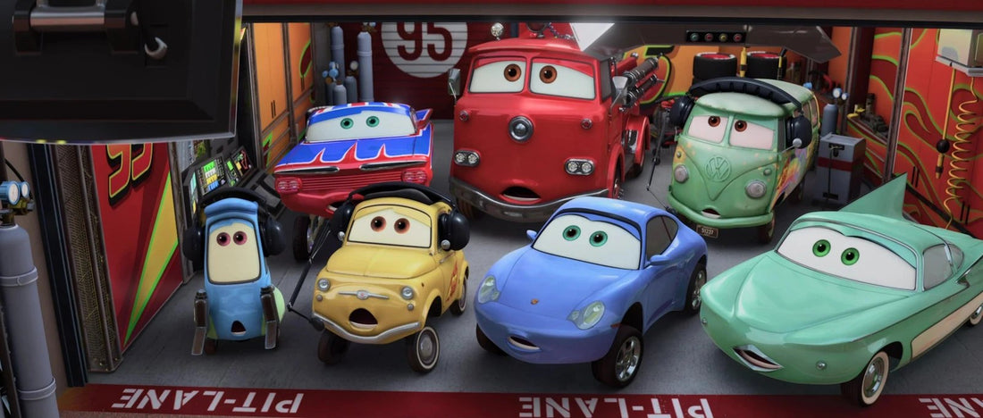 Luigi en jaune, Sally en bleu, Guido, Flo, Red, Fillmore et Ramone réunis dans un stand de course, tous l'air stupéfait